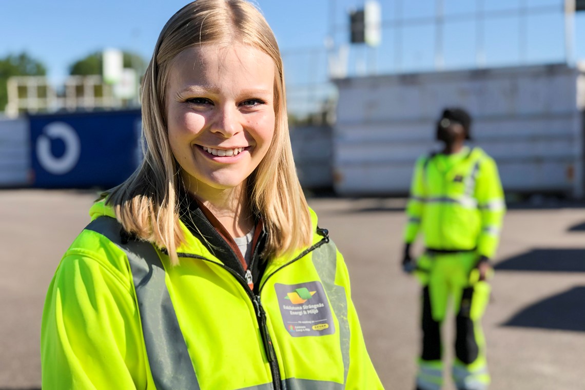 Maria Styrlander med en medarbetare i bakgrunden på en återvinningscentral.