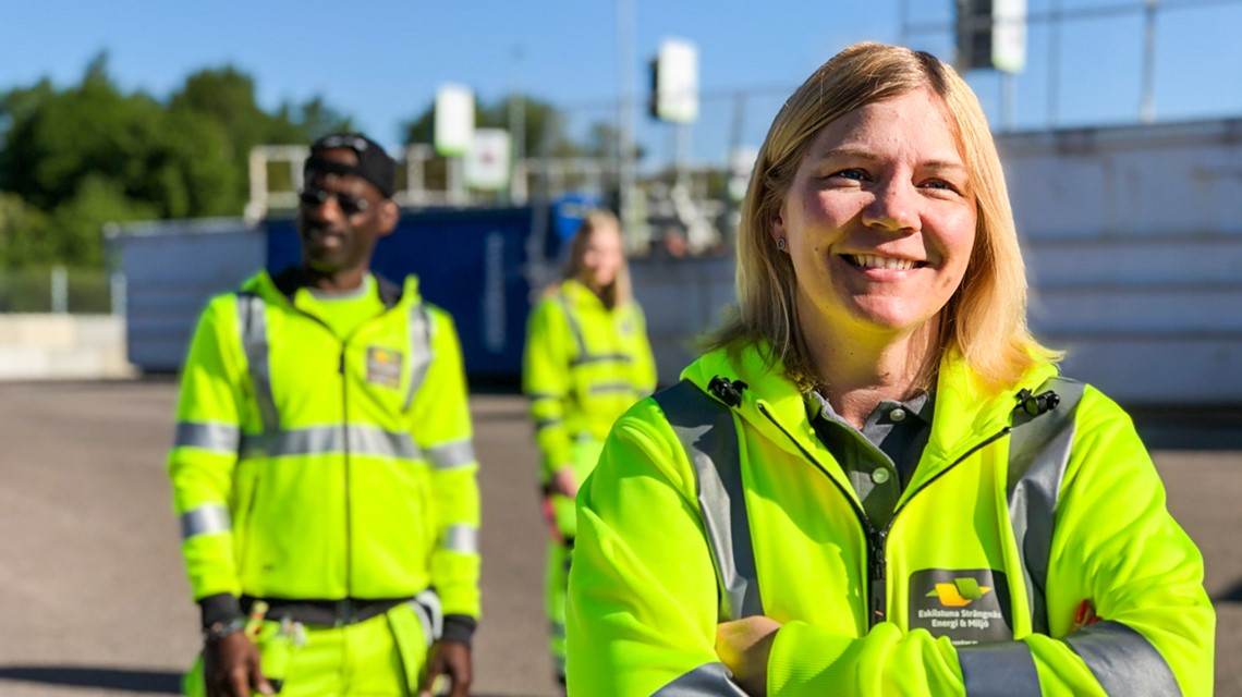Bild på Anne Sarsten med medarbetare i bakgrunden