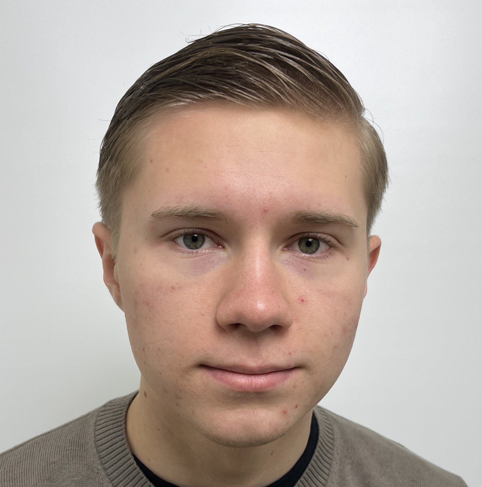 Porträttbild på medarbetaren Adam Lindell.