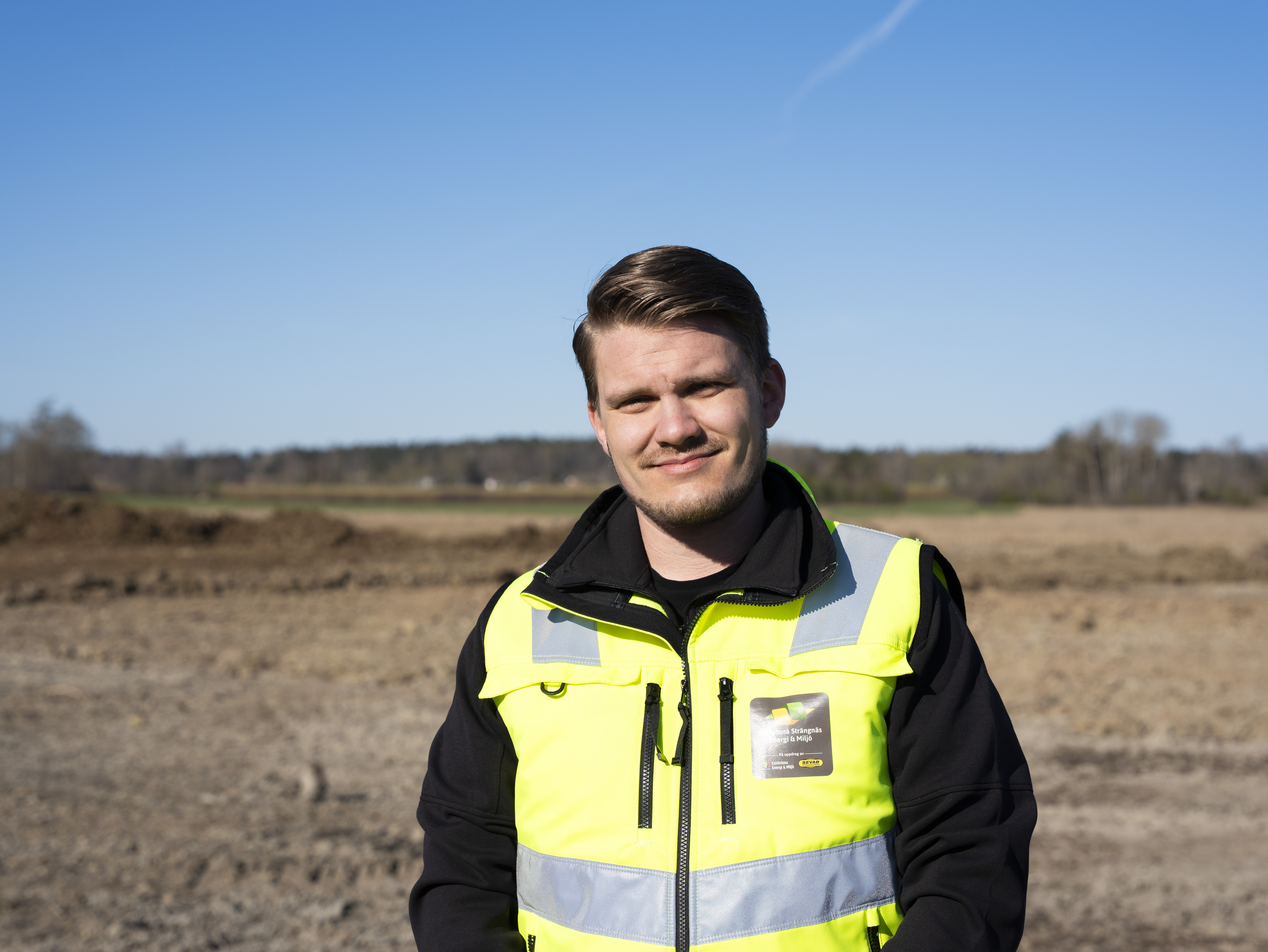 Jimmy Eriksson iklädd reflexväst utomhus.