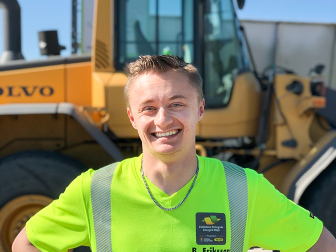 Benjamin Eriksson framför arbetsfordon.