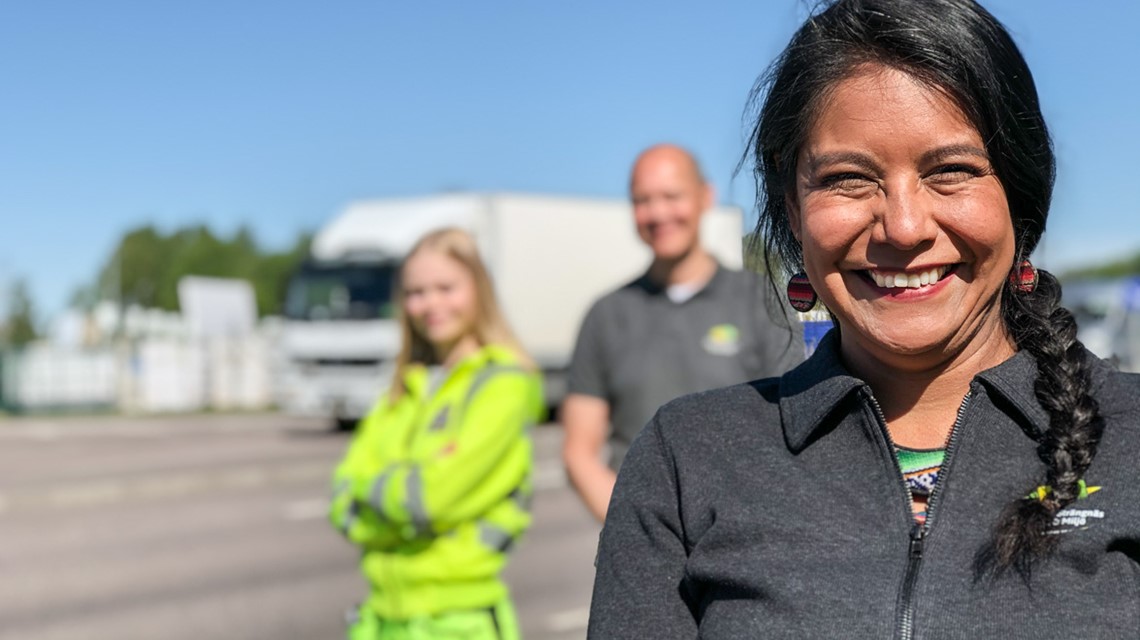 Anna Calo med Maria Styrlander och Jan Laidla i bakgrunden.