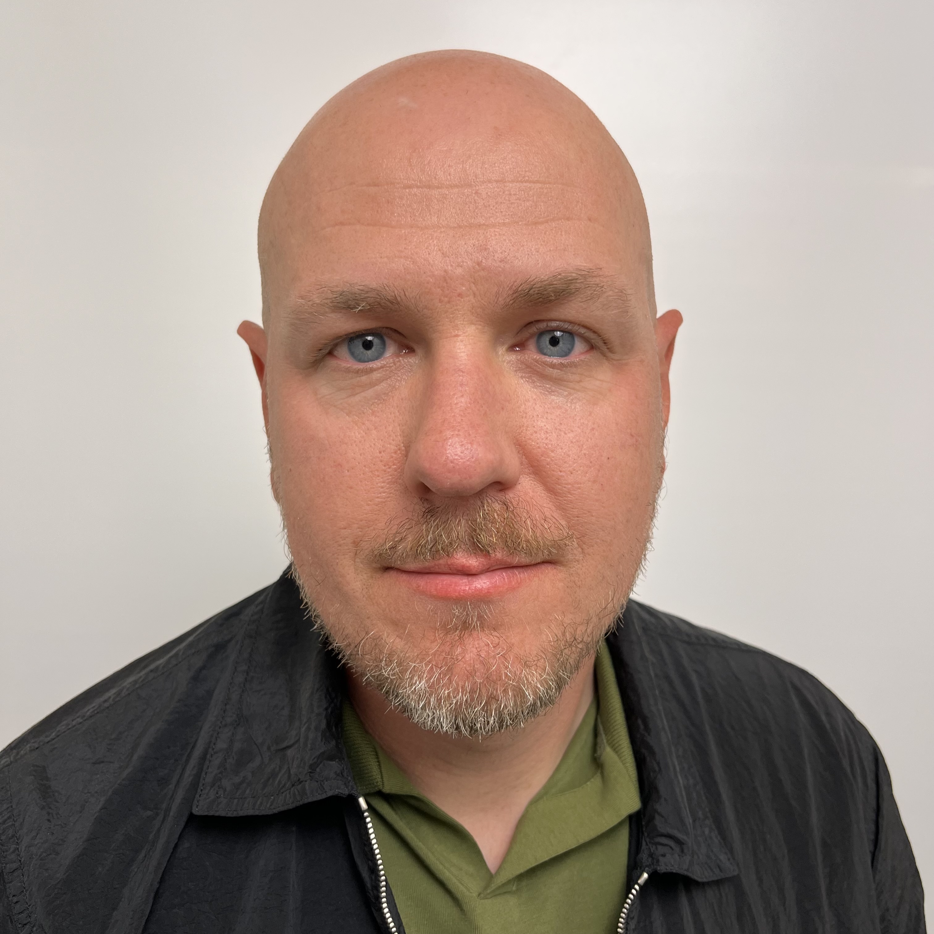Porträttbild av medarbetaren Tobias Karlsson.